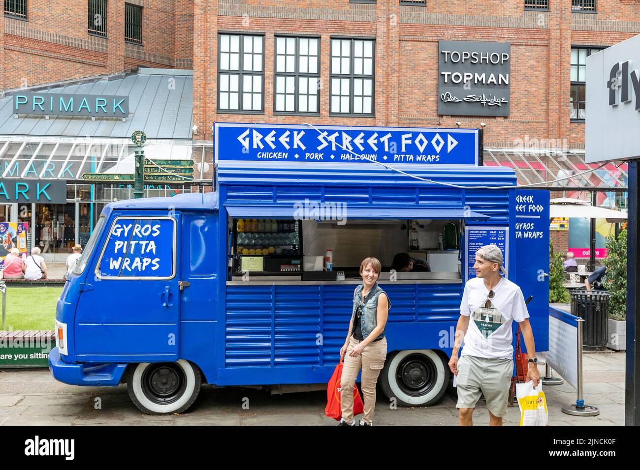 York centro de la ciudad, Yorkshire, comida de la calle griega van camiones de comida llevar comida griega pitta y wraps, Inglaterra, Reino Unido, verano día 2022 Foto de stock