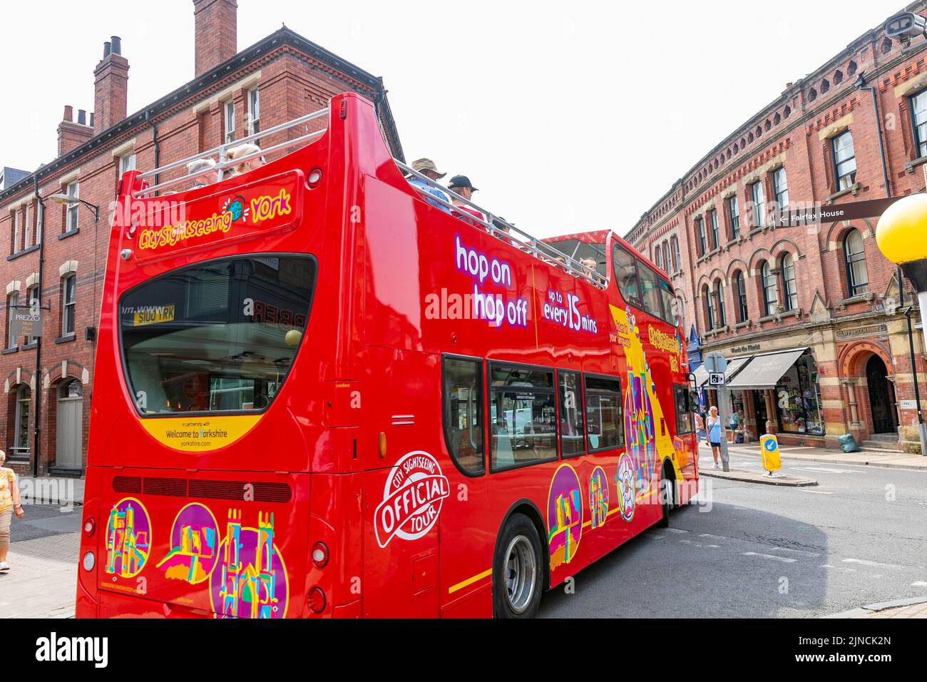 Ciudad de York Inglaterra, autobús turístico rojo de dos pisos explorer muestra a los visitantes alrededor de la ciudad medieval, Yorkshire del Norte, Inglaterra, verano de 2022 Foto de stock