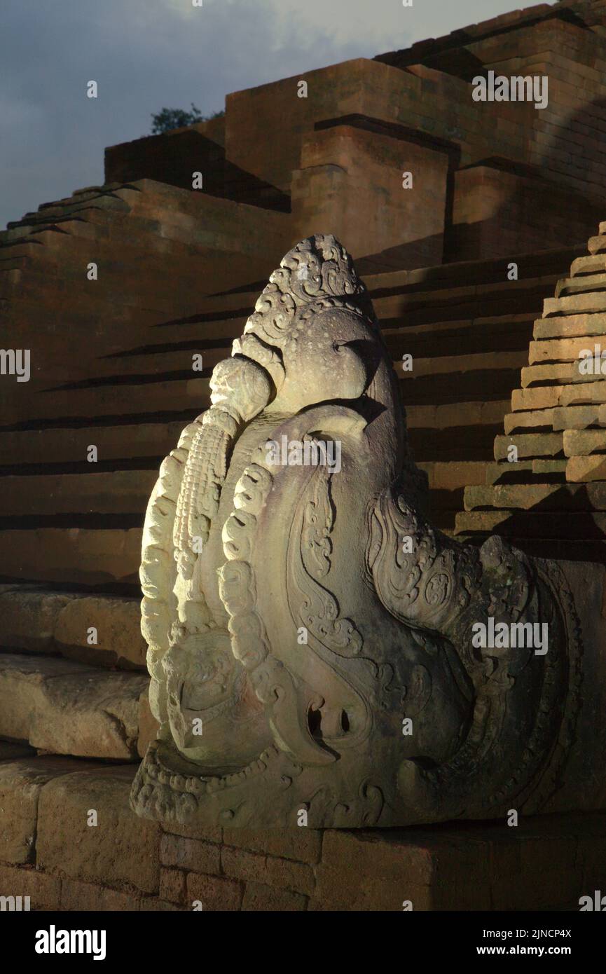 Una escultura de makara delante del templo de Kedaton en los complejos del templo de Muara Jambi en Muaro Jambi, Jambi, Indonesia. Foto de stock