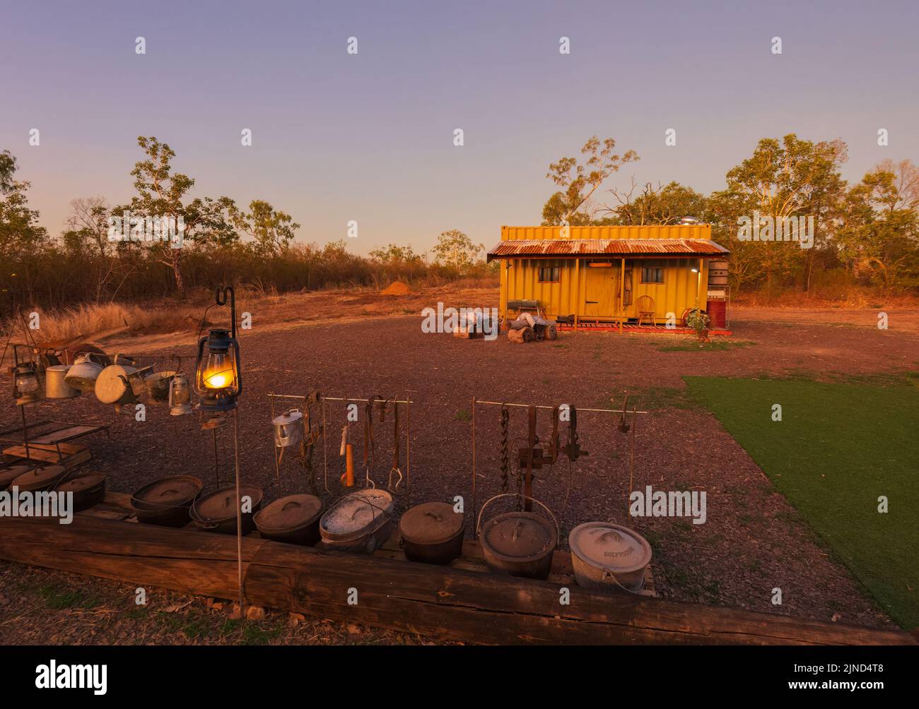 Vista a la luz de la luna de Marksie's Stockman's Camp, una popular atracción turística en Katherine, Territorio del Norte, Territorio del Norte, Australia Foto de stock