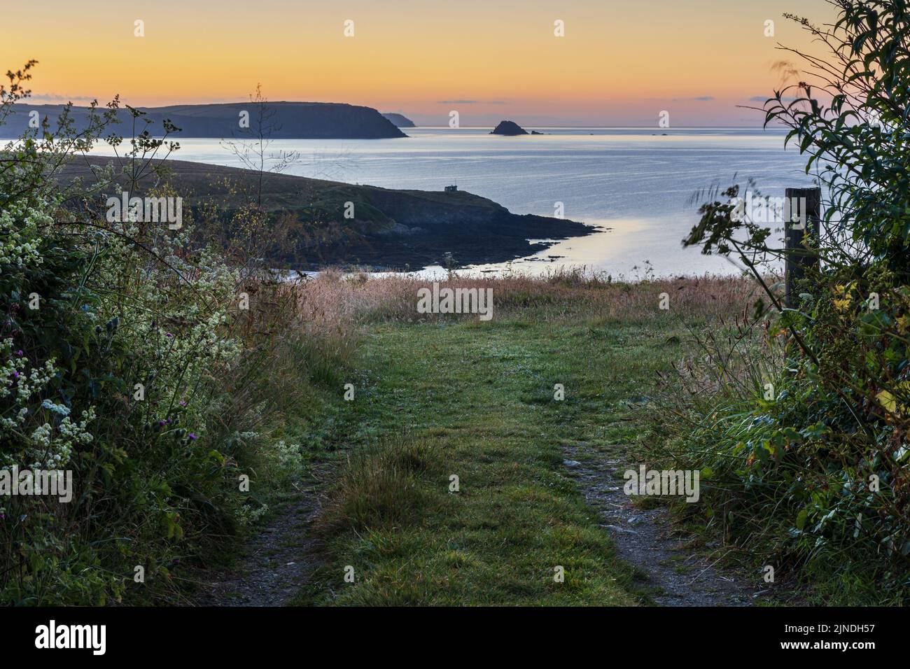 Una vista hacia nAre Head en la Península Roseland en Cornwall, Inglaterra. Foto de stock