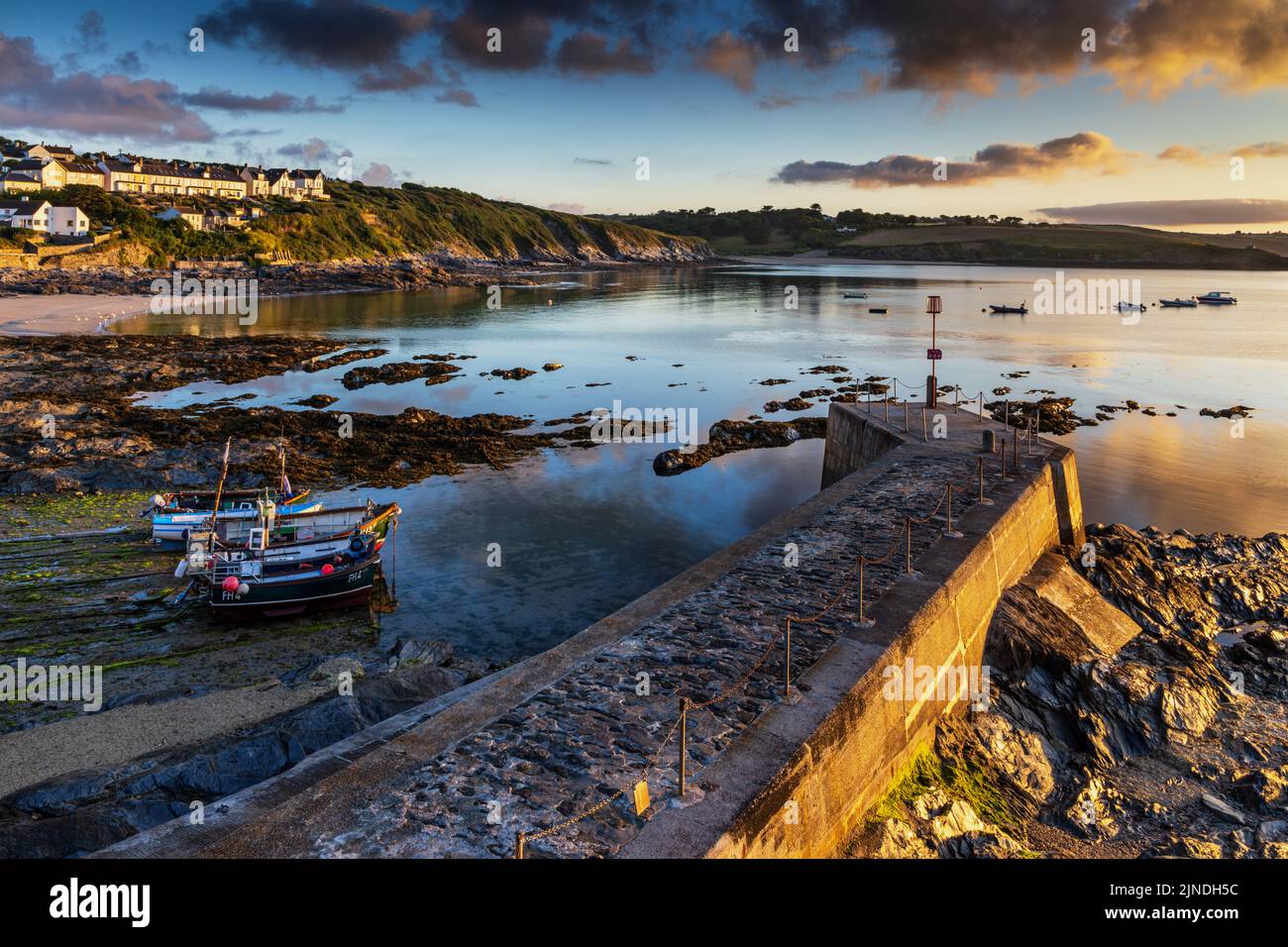 Un hermoso amanecer en el puerto de Portscatho en Cornwall, Inglaterra. Foto de stock