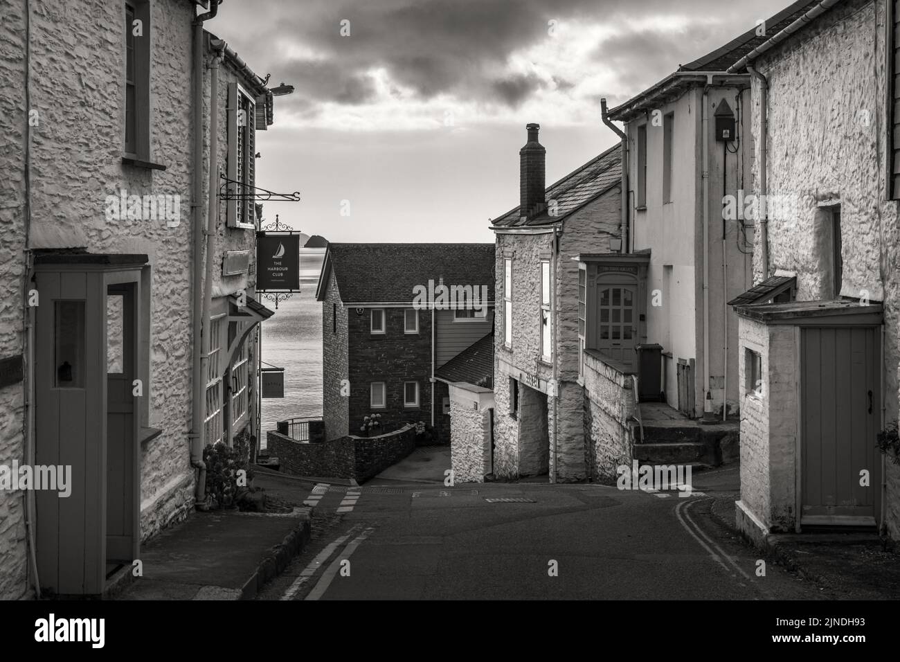 Vista de River Street en el pintoresco pueblo de Portscatho en Cornwall, con Gull Rock en la distancia. Foto de stock