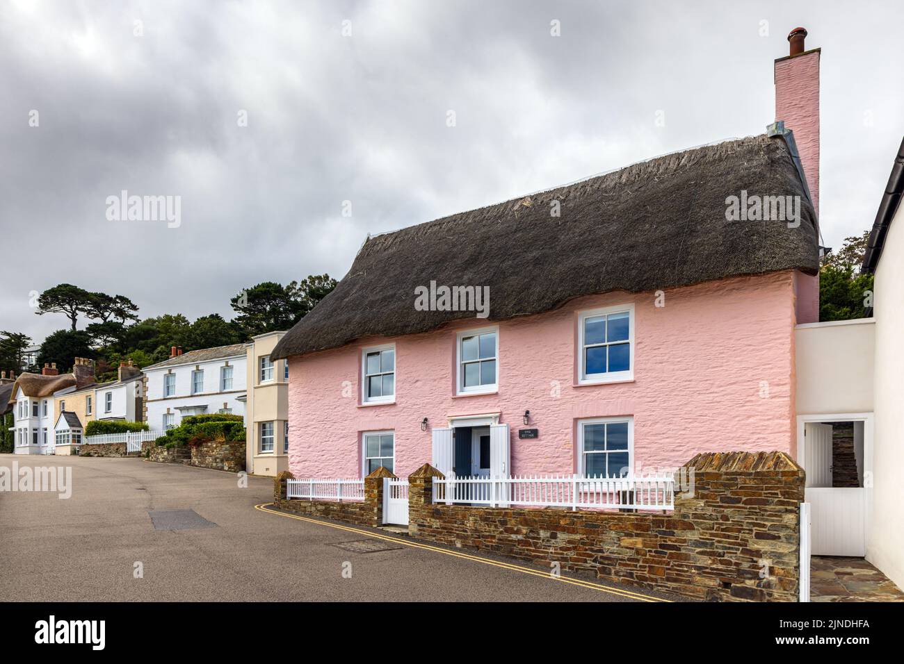 Pink Cottage y otras casitas pintorescas en el pueblo costero de St Mawes en la península de Roseland en la costa de Cornualles. Foto de stock