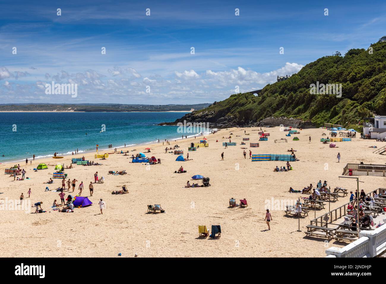 Gente disfrutando de un soleado día de verano en la playa de Porthminster en St Ives, Cornwall, Inglaterra. Foto de stock