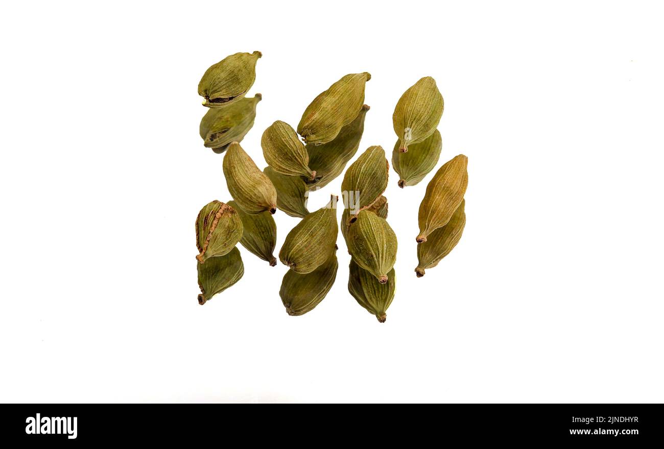 Cardamom es una especia hecha de semillas de plantas del género Elettaria, familia Zingiberaceae, nativa del subcontinente indio e Indonesia. Foto de stock