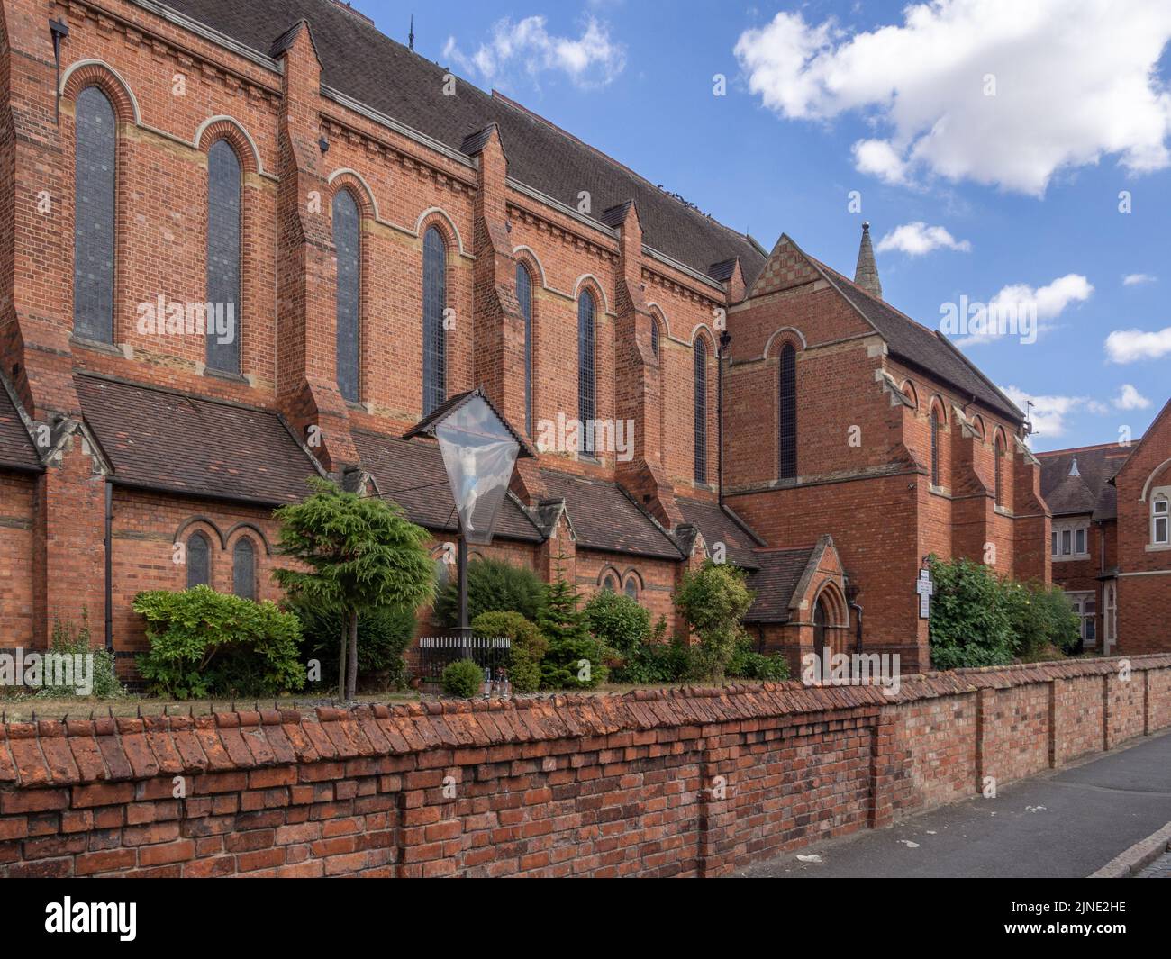 Iglesia católica romana polaca de San Estanislao y San Lorenzo, Northampton, Reino Unido; construida en ladrillo rojo y data de 1877 Foto de stock