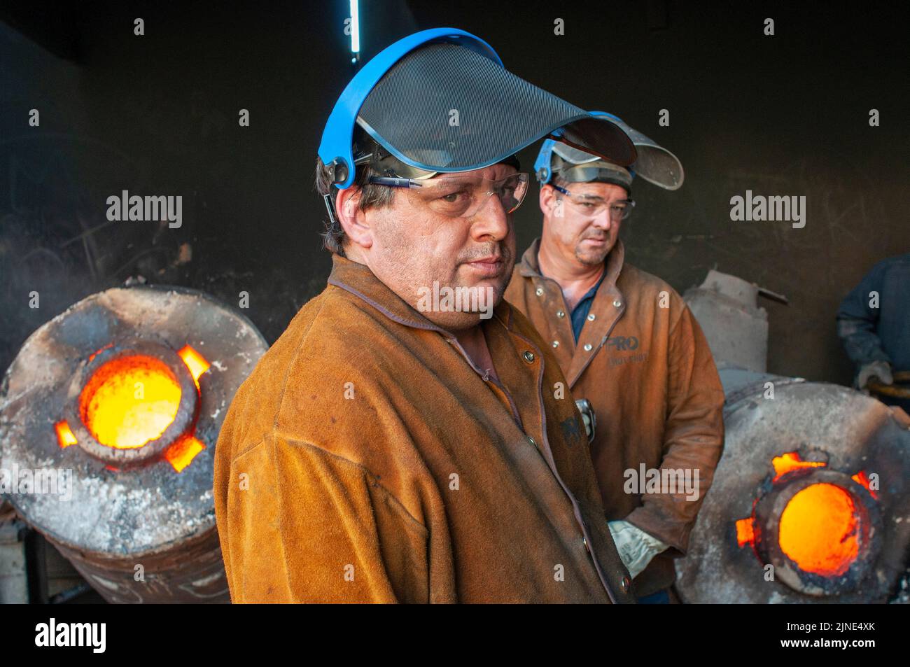 Trabajadores de fundición en una pequeña fundición de metal familiar en Perth, Australia Occidental Foto de stock