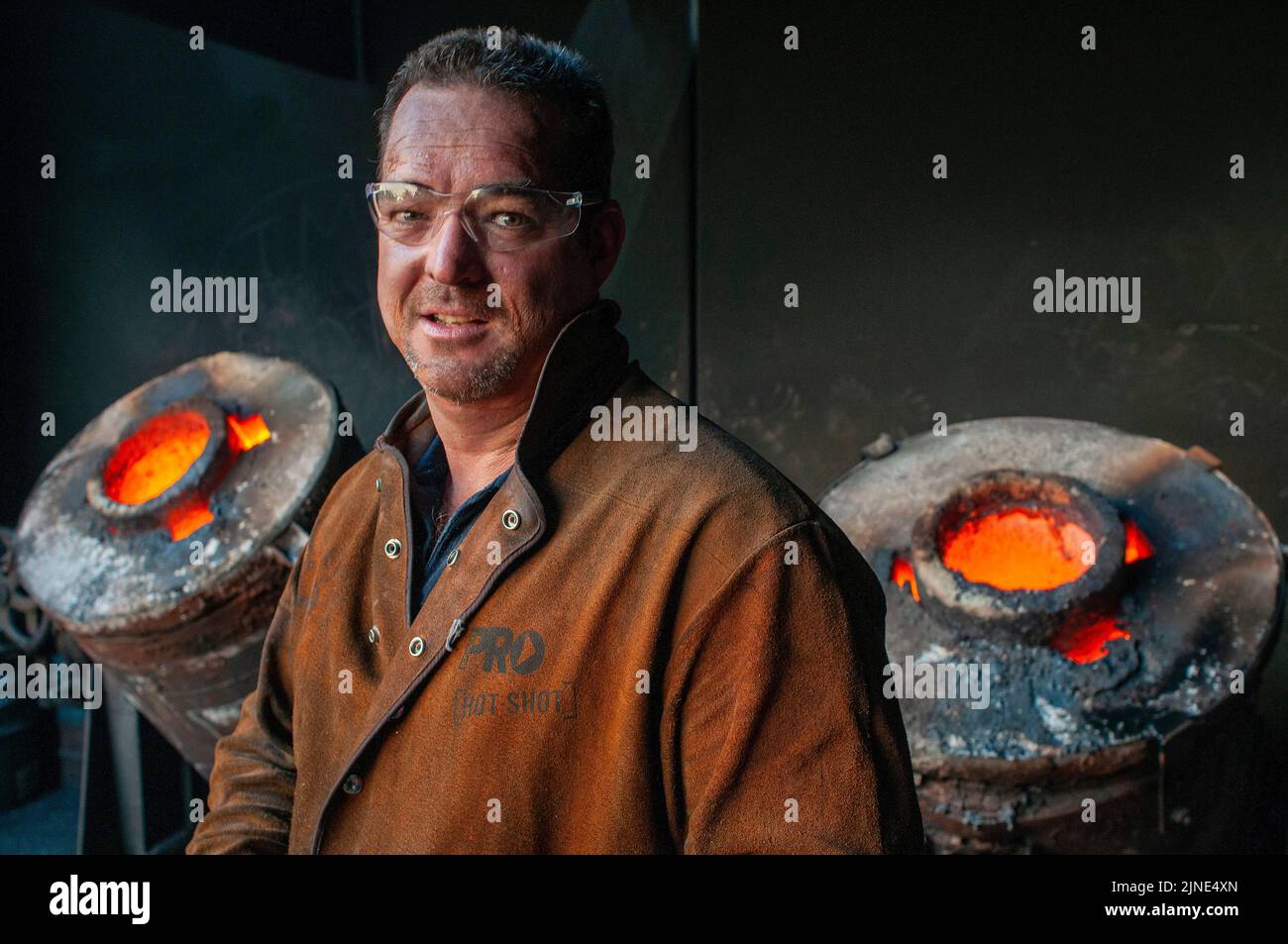 Trabajador de fundición en una pequeña fundición de metal familiar en Perth, Australia Occidental Foto de stock