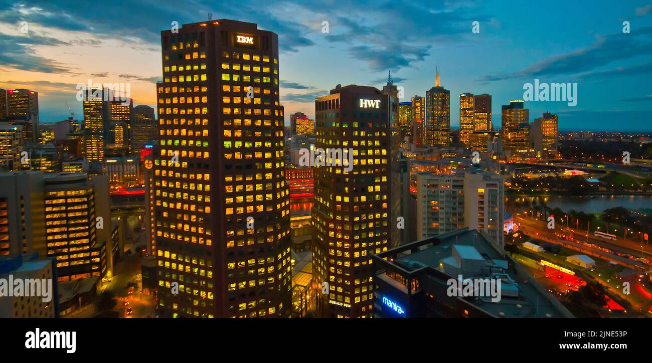 El horizonte de la ciudad de Melbourne de edificios de oficinas iluminados contra el cielo de la noche Foto de stock