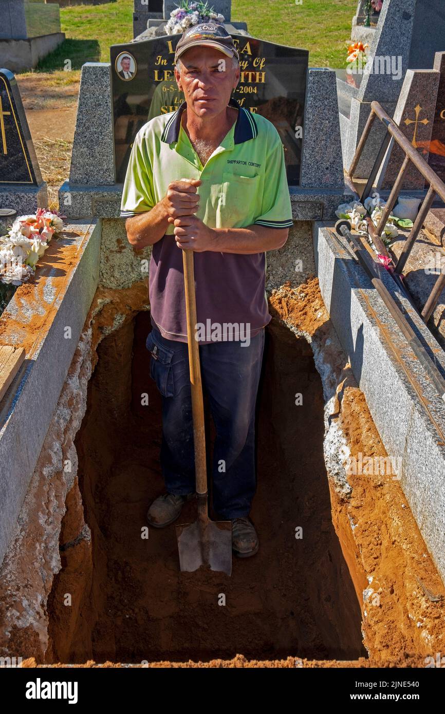 Mick O'Brien, excavador de tumbas en el cementerio de Shepparton en Victoria Foto de stock