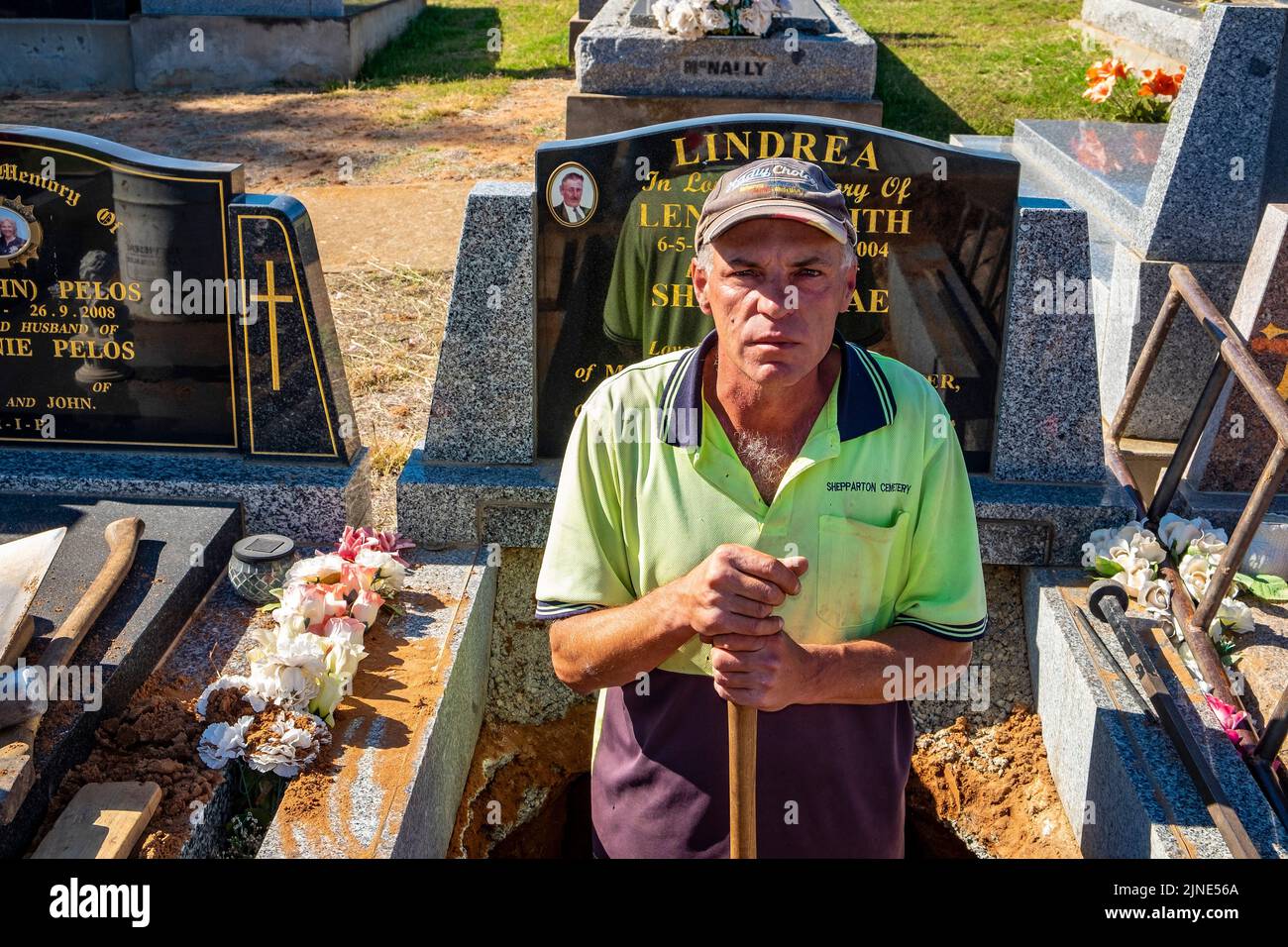 Mick O'Brien, excavador de tumbas en el cementerio de Shepparton en Victoria Foto de stock
