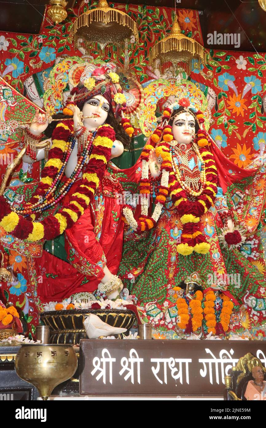 Esculturas de radha govindji en el templo de ahmedabad iskcon, Gujarat Foto de stock