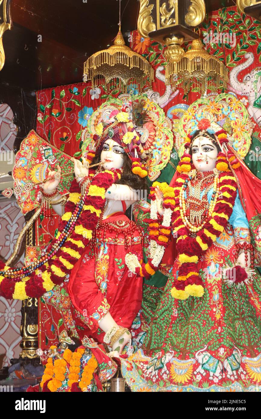 Esculturas de radha govindji en el templo de ahmedabad iskcon, Gujarat Foto de stock