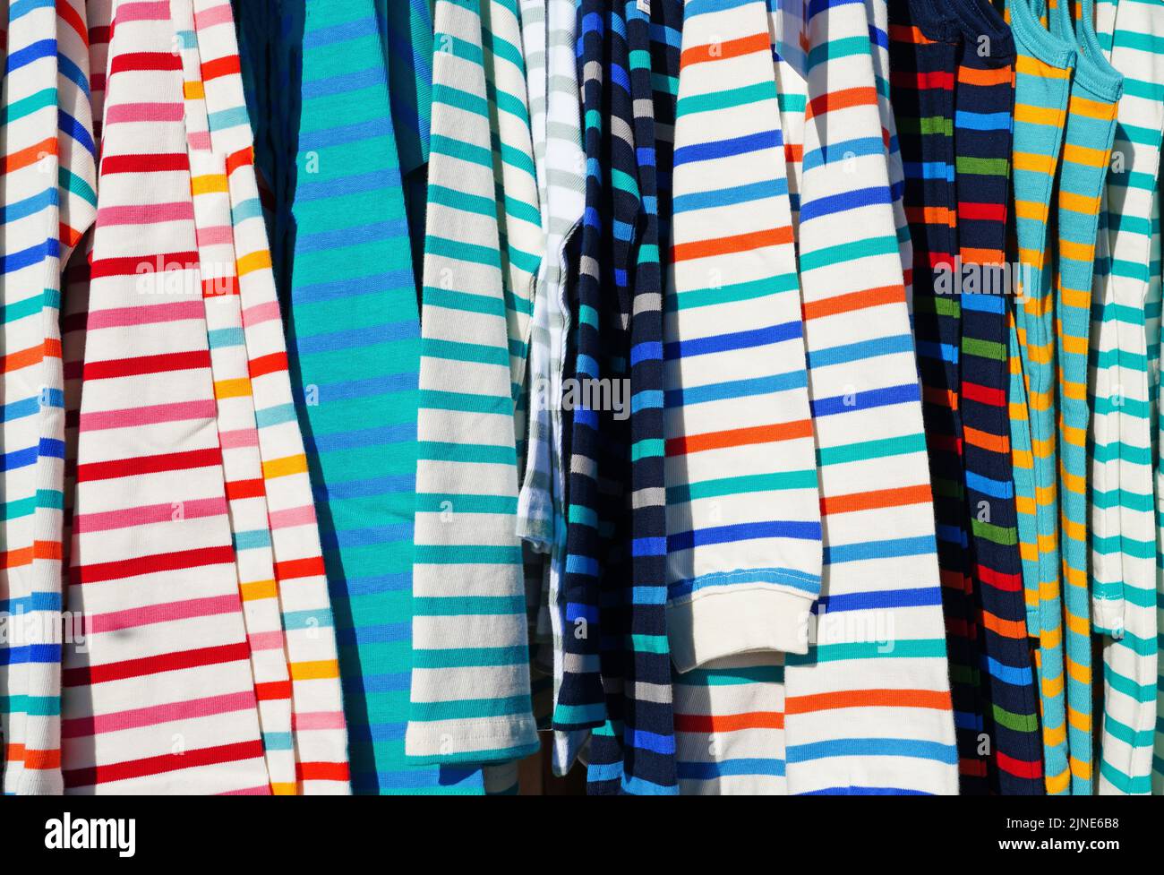 Coloridas camisas de rayas marineras en Bretaña, Francia Foto de stock