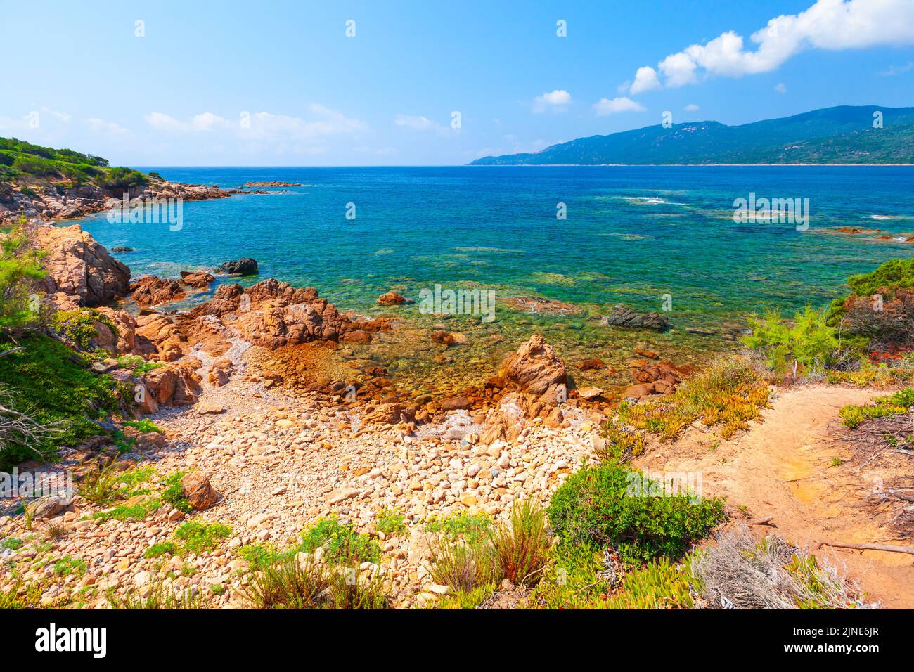 Playa de Cupabia, isla de Córcega, Francia. Foto del paisaje costero tomada en un día soleado Foto de stock