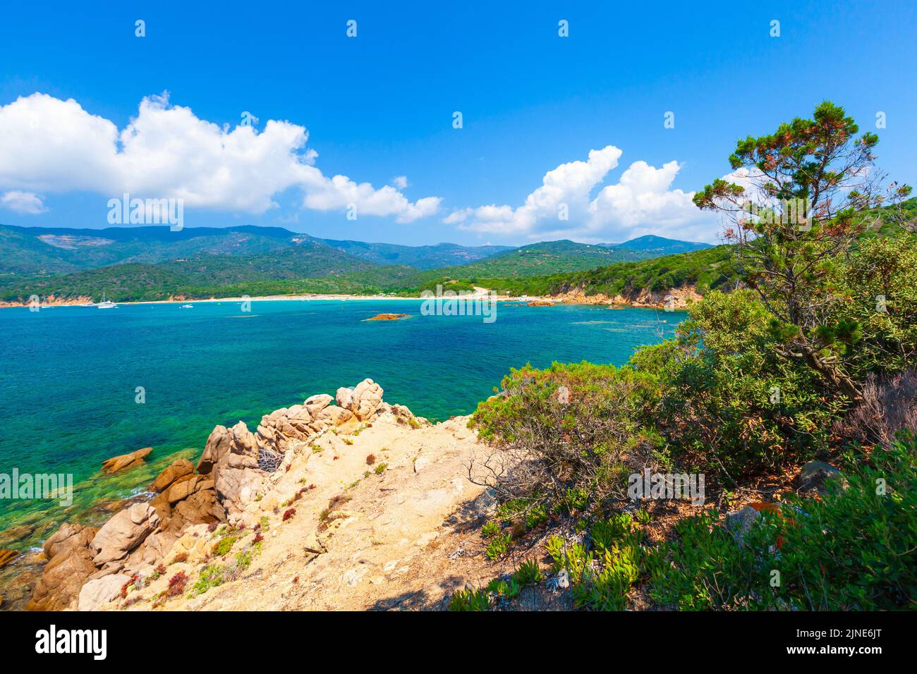 Playa Cupabia. Paisaje costero de la isla de Córcega en un soleado día de verano, Francia Foto de stock