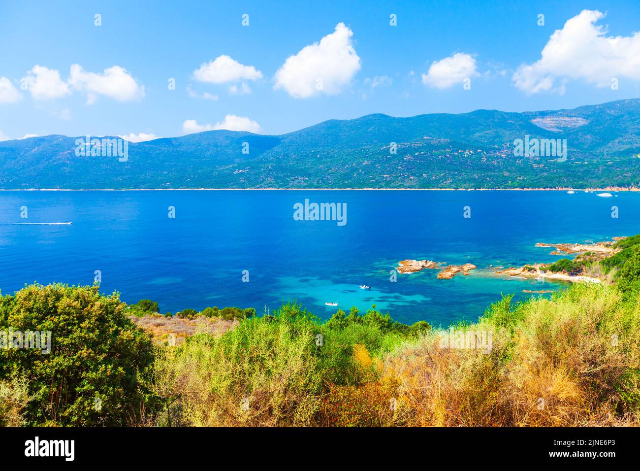 Playa Cupabia. Isla de Córcega, paisaje costero en un soleado día de verano, Francia Foto de stock