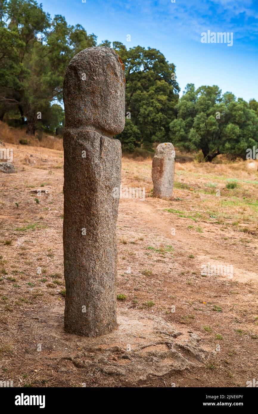Estatuas prehistóricas de piedra en sitio Filitosa. Es un sitio megalítico en el sur de Córcega, Francia Foto de stock