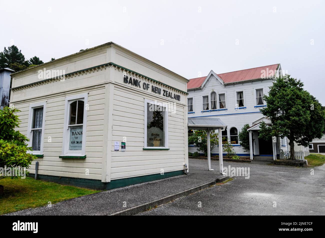 El Banco de Nueva Zelanda en la esquina en el museo viviente de una antigua ciudad minera de oro de Shanytown , al sur de Greymouth en la costa oeste de la I Sur Foto de stock