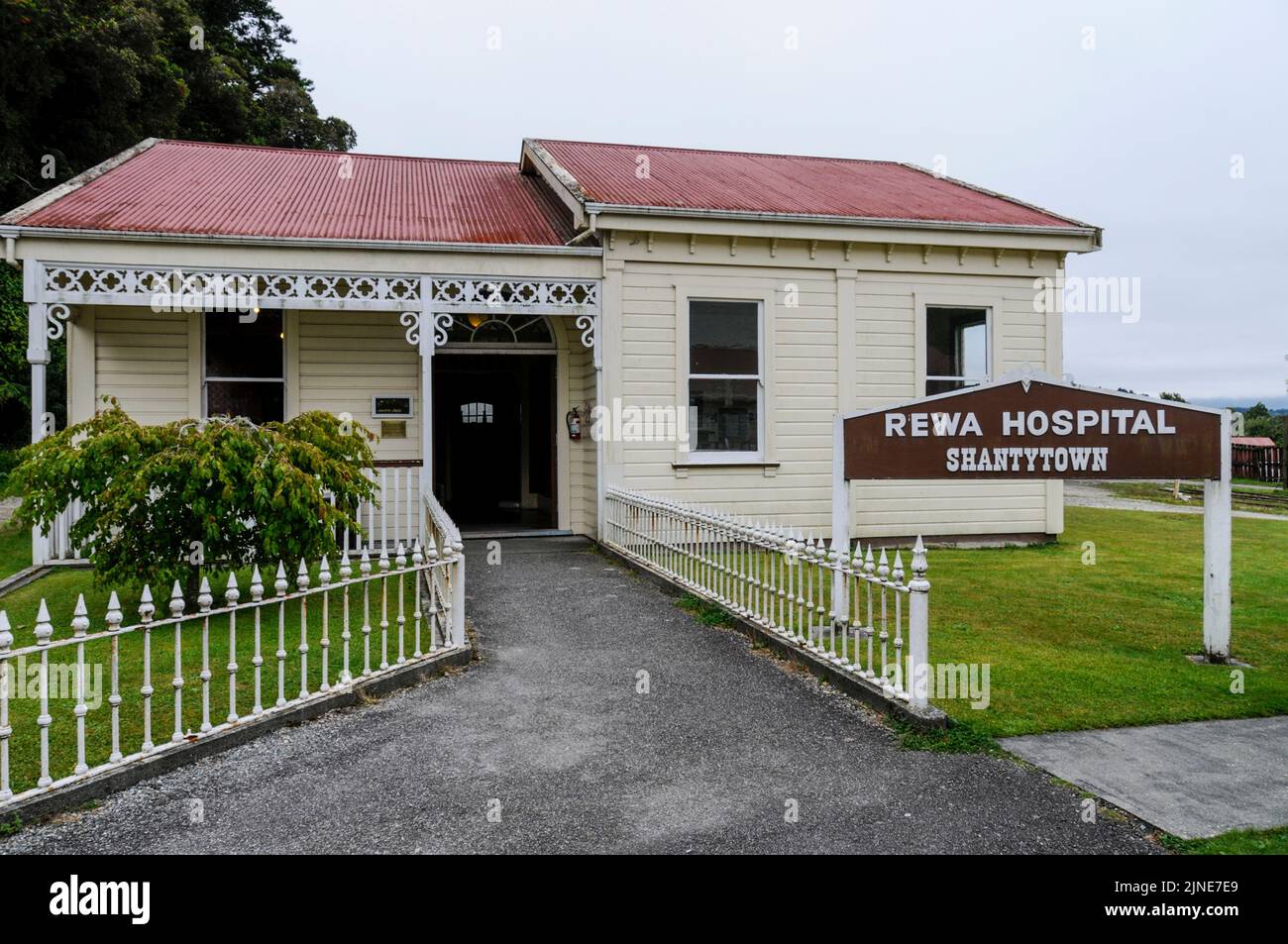 El hospital Rewa en el museo viviente de una antigua ciudad minera de oro de Shantytown, al sur de Greymouth en la costa oeste de la Isla del Sur en Nueva Zelanda Foto de stock