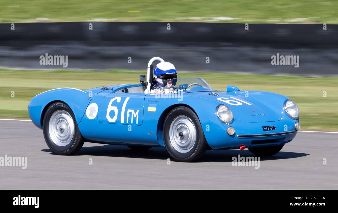 1955 Porsche 550 Spyder con el piloto Rainer Becker, desafortunadamente descalificado de la clasificación para los neumáticos, Robert Brooks Trophy, Goodwood 79MM, Sussex. Foto de stock