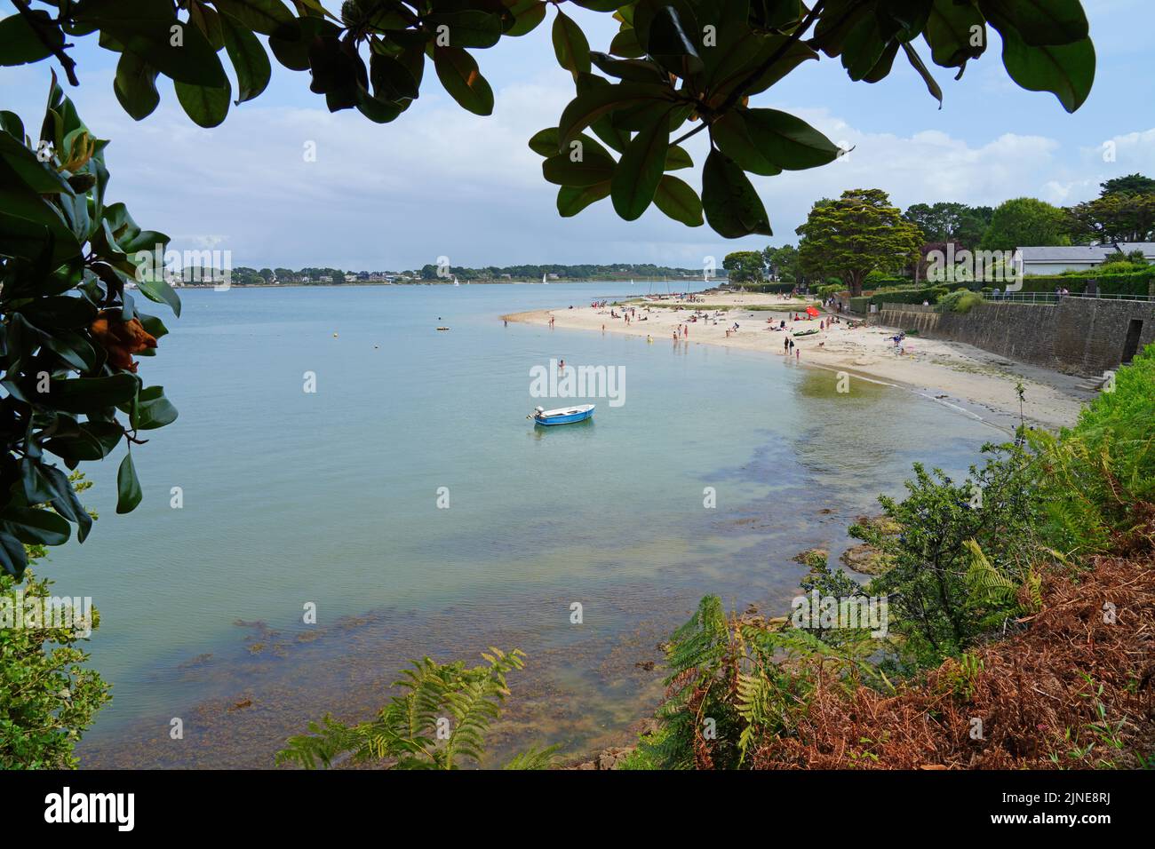 LA-TRINITE-SUR-MER, FRANCIA -12 AUG 2021- Vista de la playa de la ciudad en el río Crach en La Trinite sur Mer en la bahía de Quiberon en Morbihan, Bretaña, Foto de stock