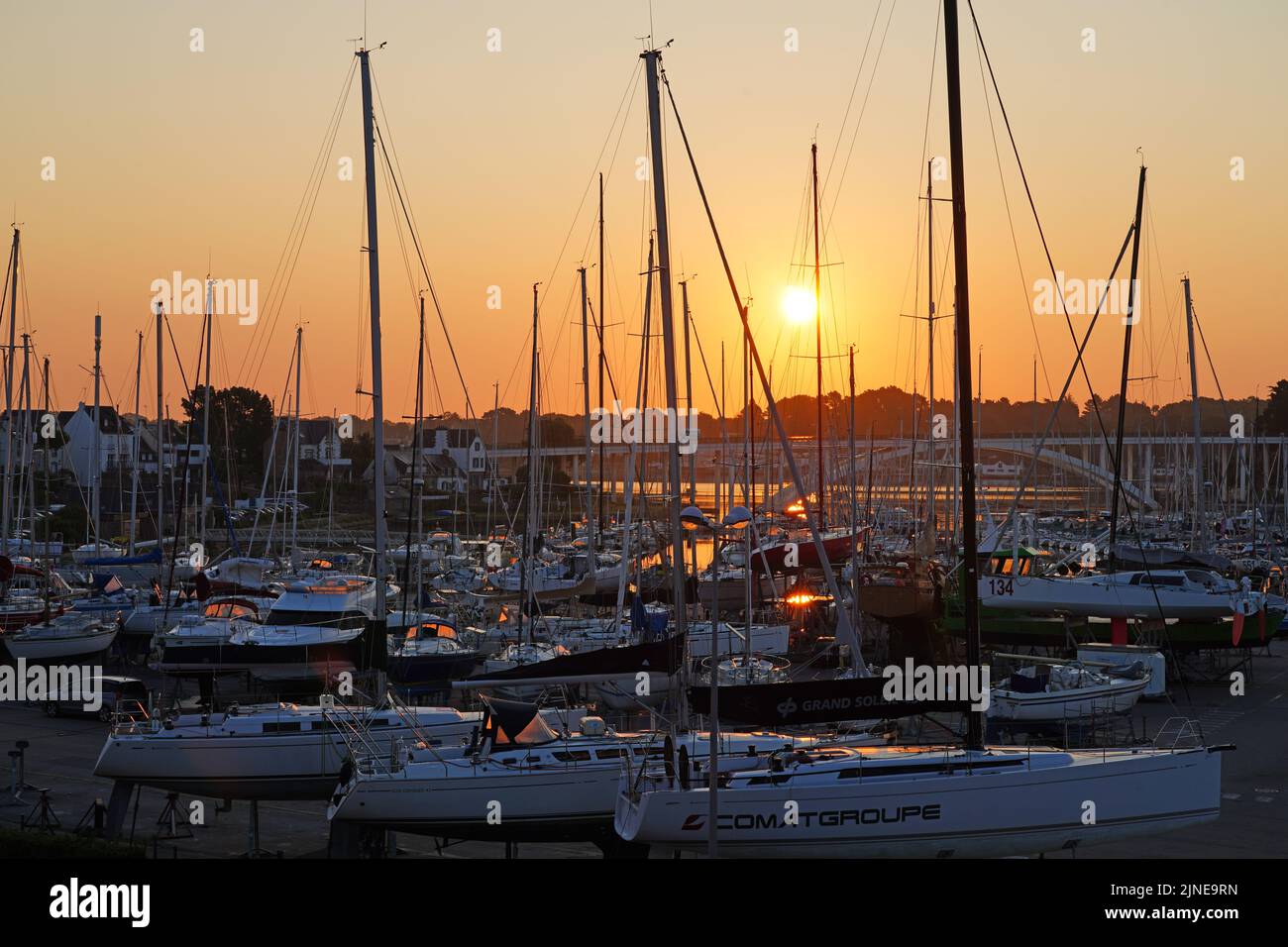 LA-TRINITE-SUR-MER, FRANCIA -11 AUG 2021- Puesta de sol de los barcos en el puerto de La Trinite sur Mer, un puerto de barcos de recreo en la bahía de Quiberon en M Foto de stock