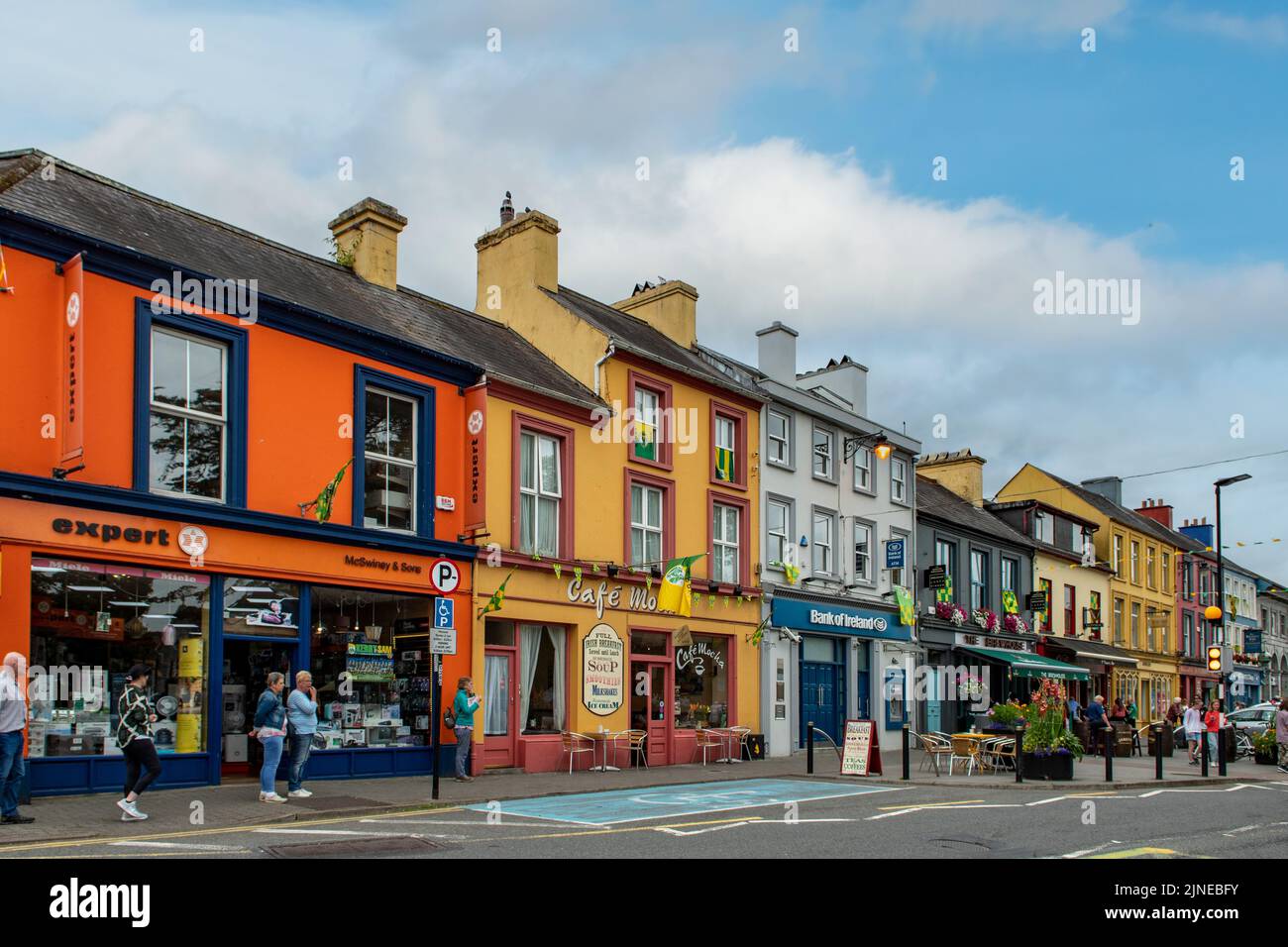 Colorido Main Street, Kenmare, Co. Kerry, Irlanda Foto de stock