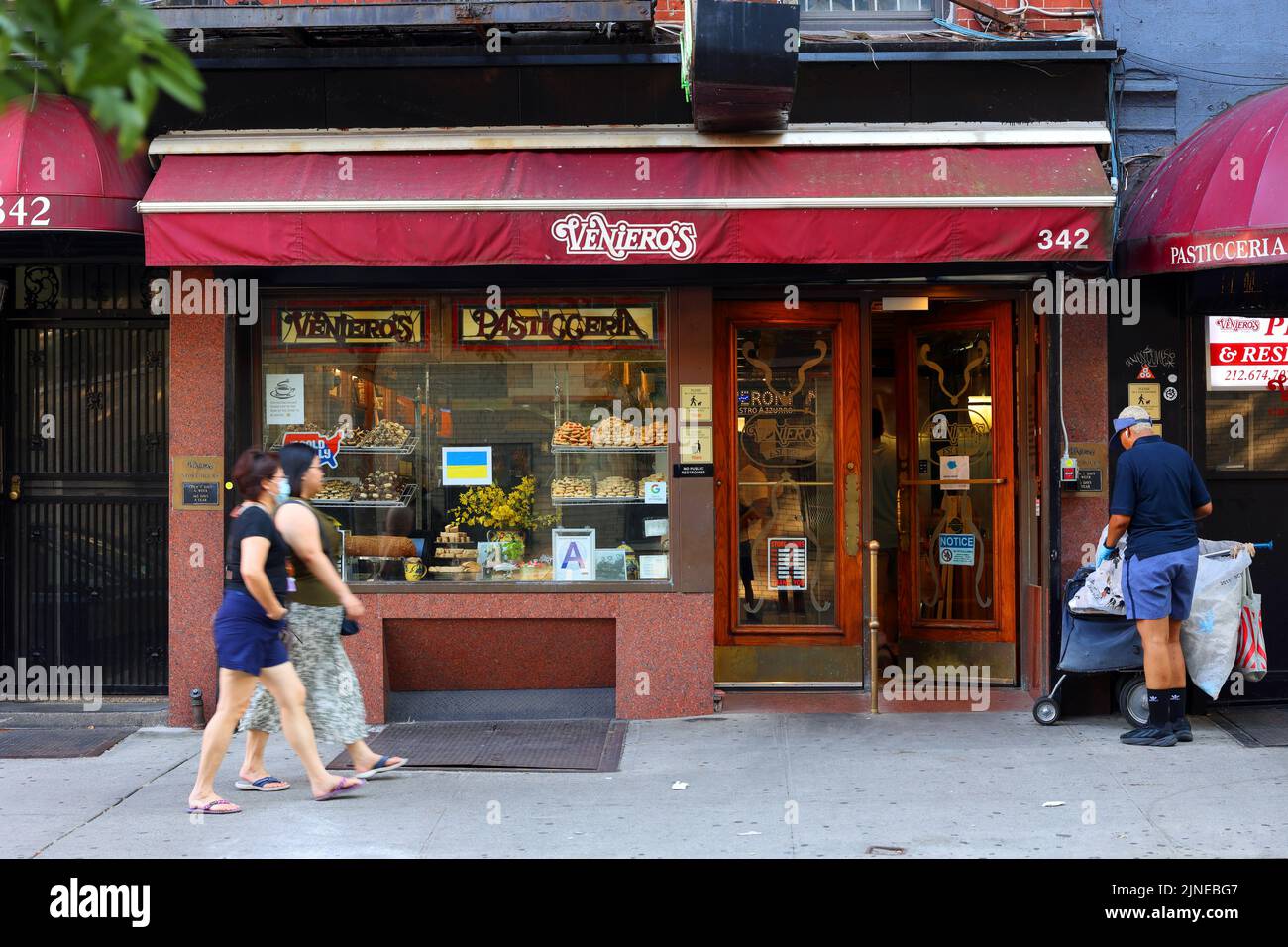 Veniero's Pasticceria, 342 E 11th St, Nueva York, Nueva York, Nueva York, Nueva York, foto del escaparate de una pastelería italiana y un café en el barrio East Village de Manhattan. Foto de stock