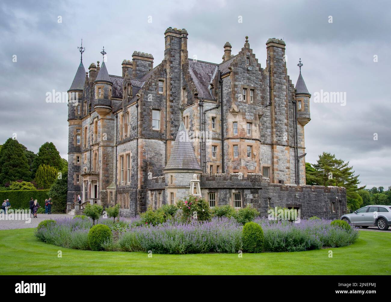 BLARNEY, IRLANDA. 13 DE JUNIO DE 2022. Blarney House en el condado de Cork vista al jardín Foto de stock