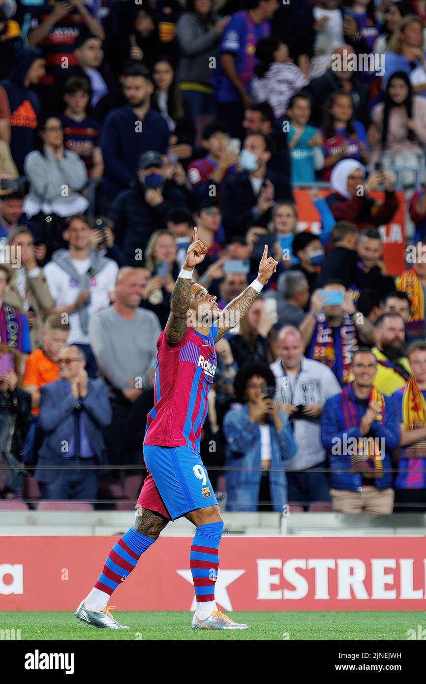 BARCELONA - MAYO 1: El Depay celebra tras marcar un gol durante el partido de La Liga entre el FC Barcelona y el RCD Mallorca en el Camp Nou Stadium el pasado mes de mayo Foto de stock