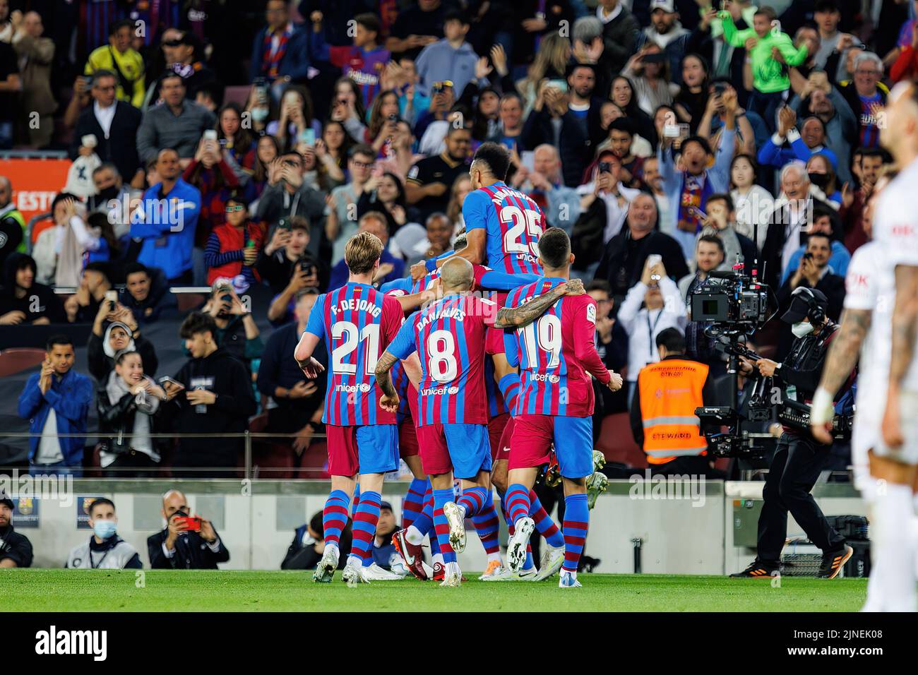 BARCELONA - MAYO 1: Los jugadores de Barcelona celebran después de marcar un gol en el partido de La Liga entre el FC Barcelona y el RCD Mallorca en el estadio Camp Nou Foto de stock
