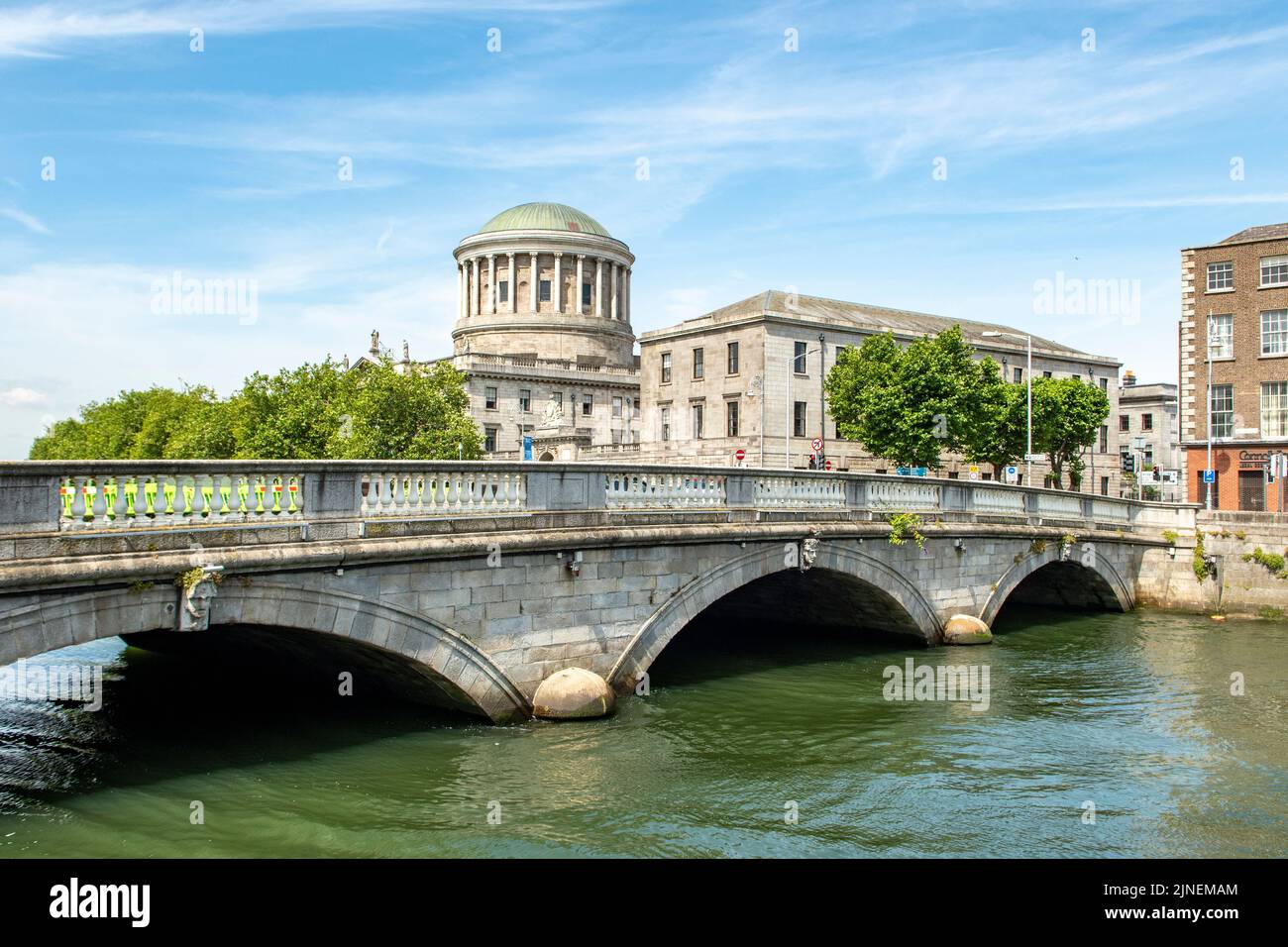 Puente O'Donovan Rossa y edificio Four Courts, Dublín, Irlanda Foto de stock