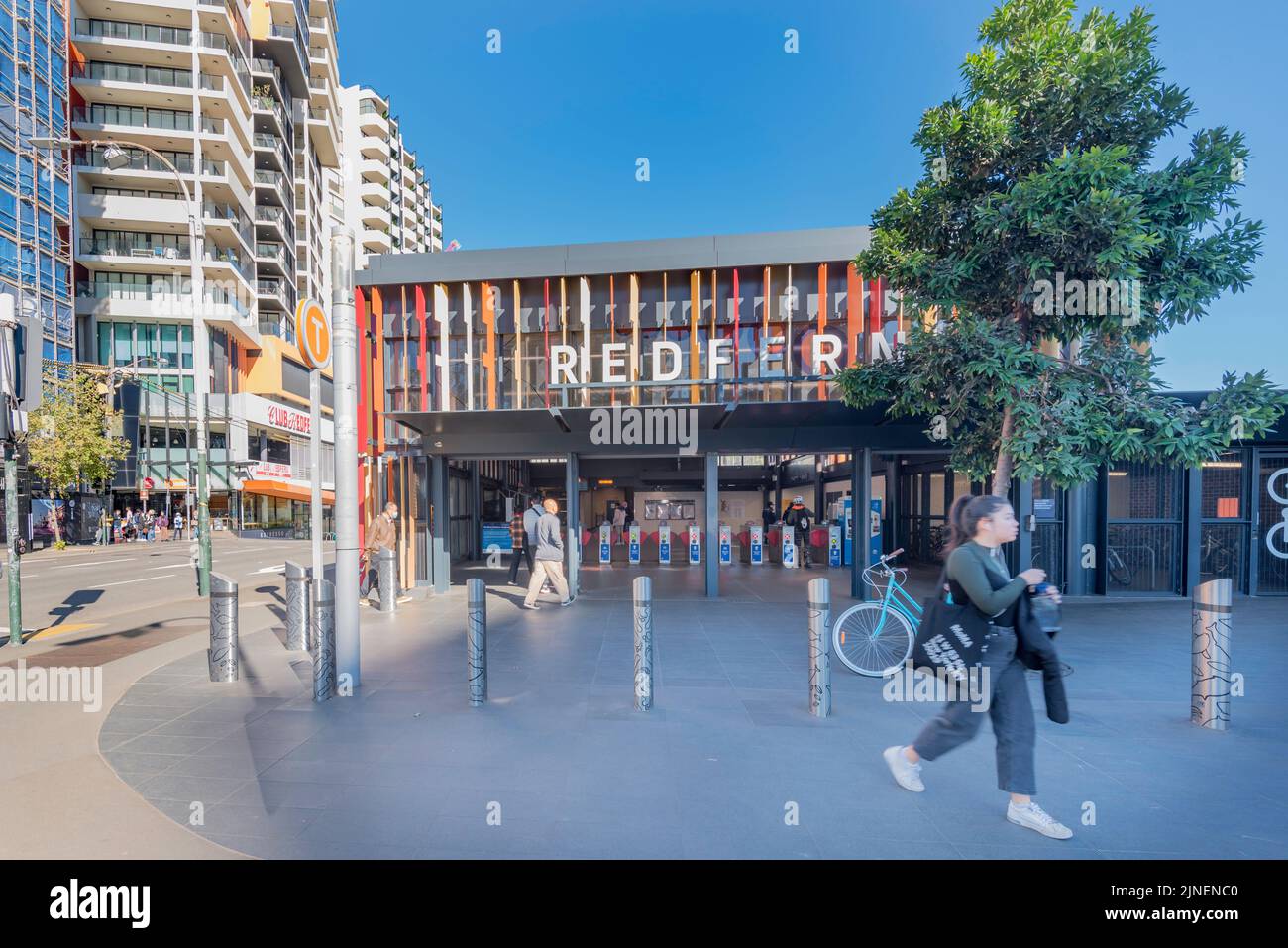 La entrada de Gibbons Street a la estación de tren de Redfern, en Australia, fue renovada y mejorada en 2018 Foto de stock