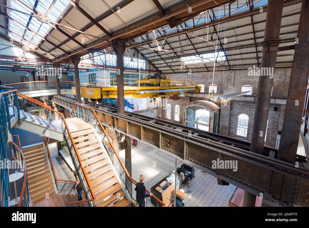 El interior del Centro Nacional de Innovación, situado en un taller de locomotoras transformadas completo con grúa de pórtico en South Eveleigh, Sydney, Australia. Foto de stock