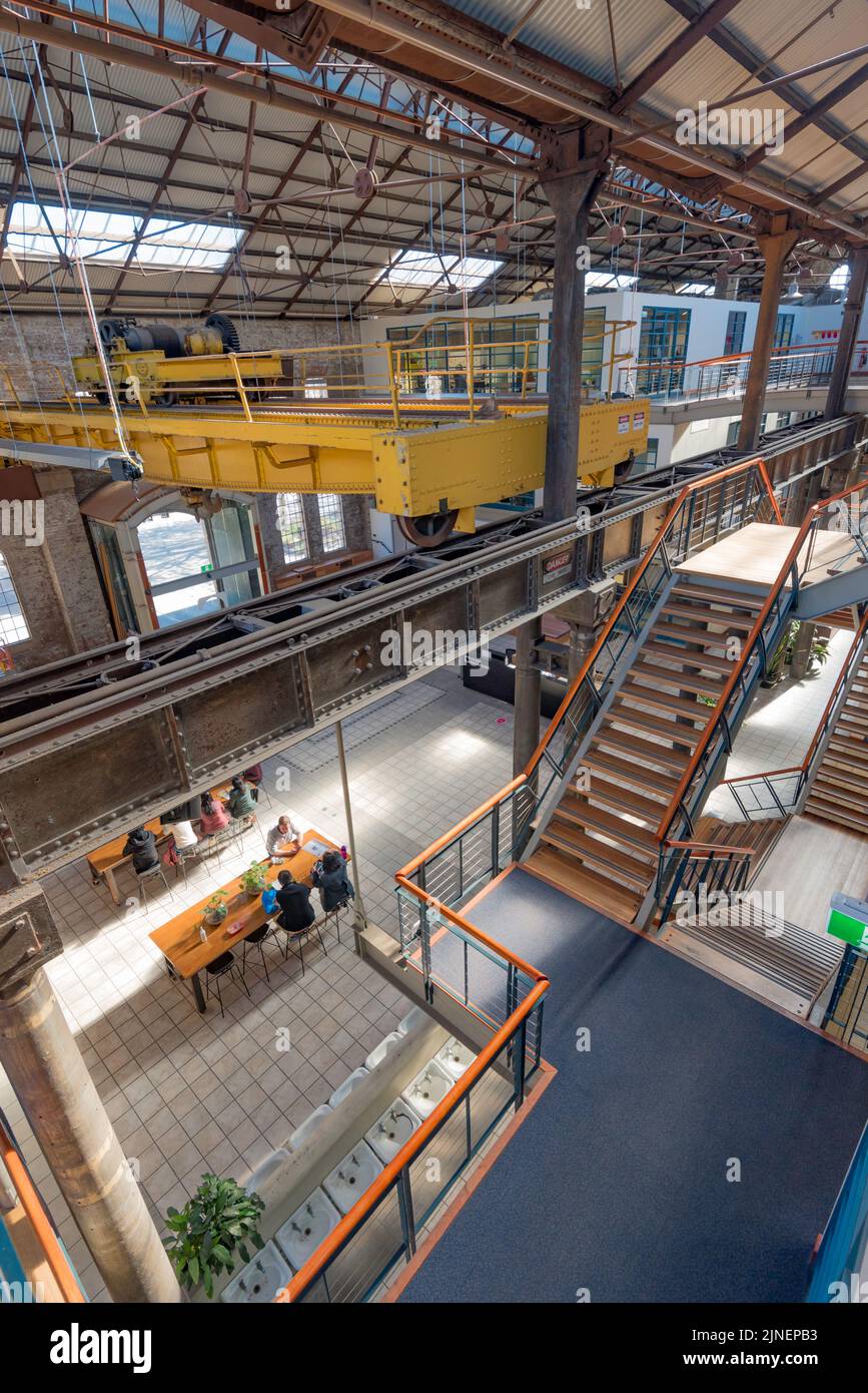 El interior del Centro Nacional de Innovación, situado en un taller de locomotoras transformadas completo con grúa de pórtico en South Eveleigh, Sydney, Australia. Foto de stock