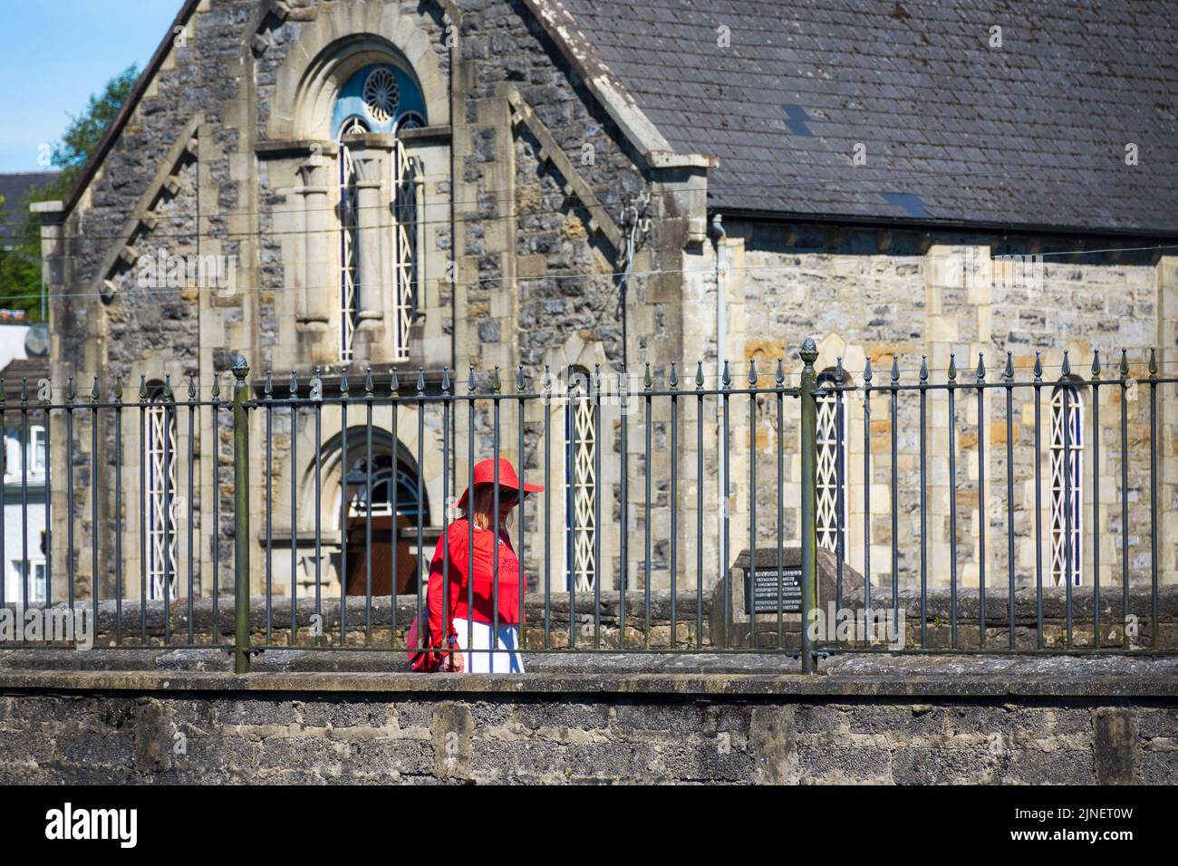 Mujer en blusa roja y sombrero, Donegal Town, County Donegal, Irlanda Foto de stock