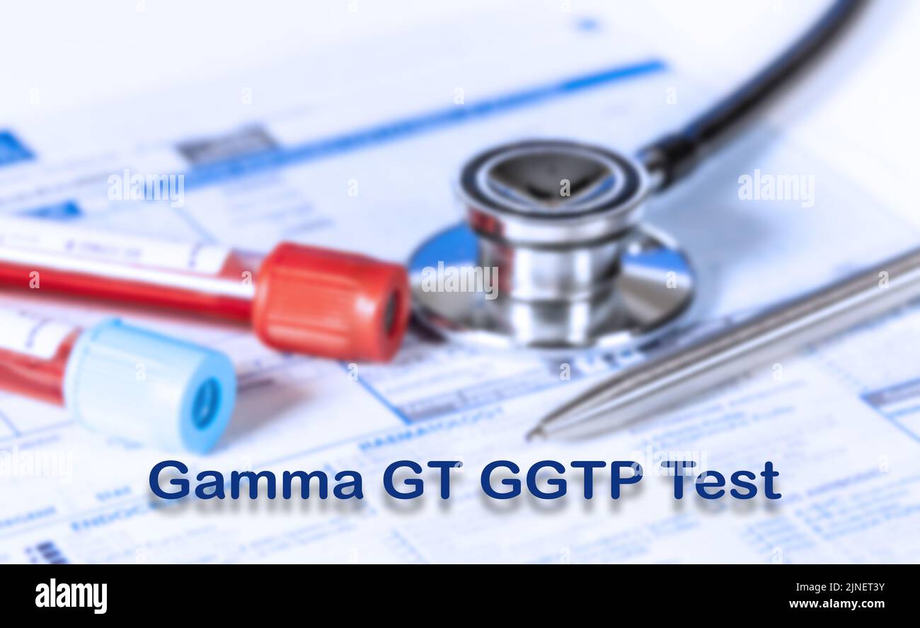 Prueba Gamma GT GGTP Test Concepto médico. Lista de exámenes médicos con texto y estetoscopio