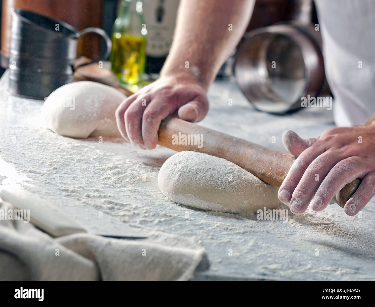 elaboración tradicional de pan Foto de stock