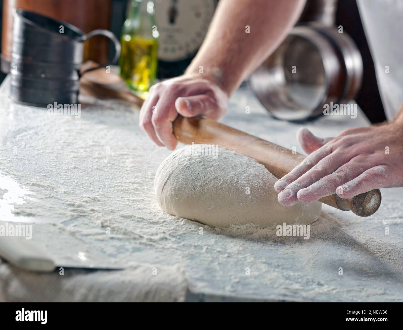 elaboración tradicional de pan Foto de stock