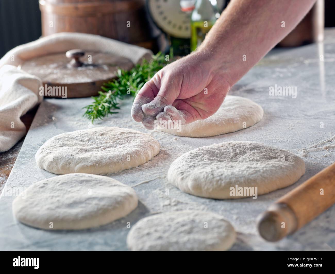 elaboración de pan focaccia Foto de stock