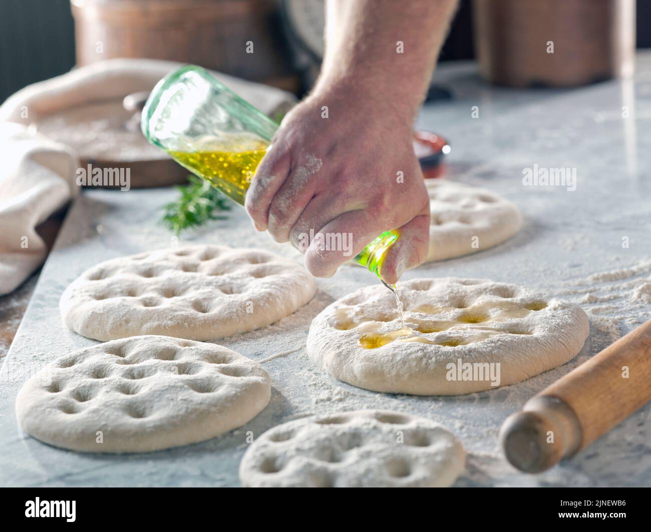 elaboración de pan focaccia Foto de stock