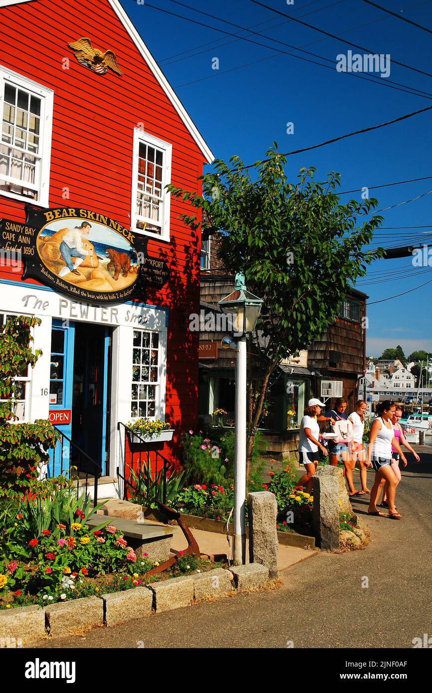 Una multitud de tiendas de verano echa un vistazo a las lindas boutiques y pequeñas tiendas de negocios a lo largo de Bearskin Neck en Cape Ann Foto de stock