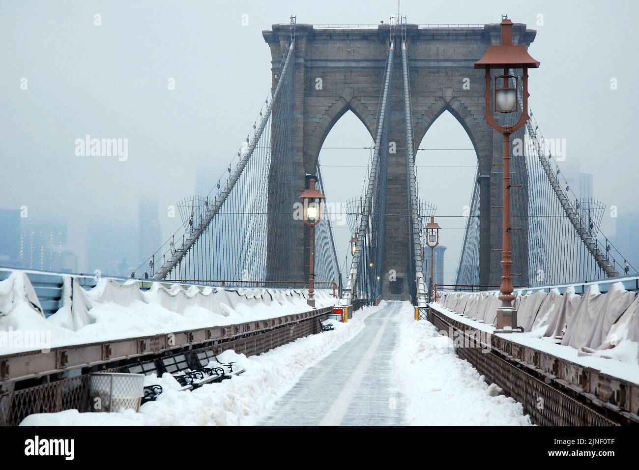 Puente de Brooklyn en la nieve Foto de stock