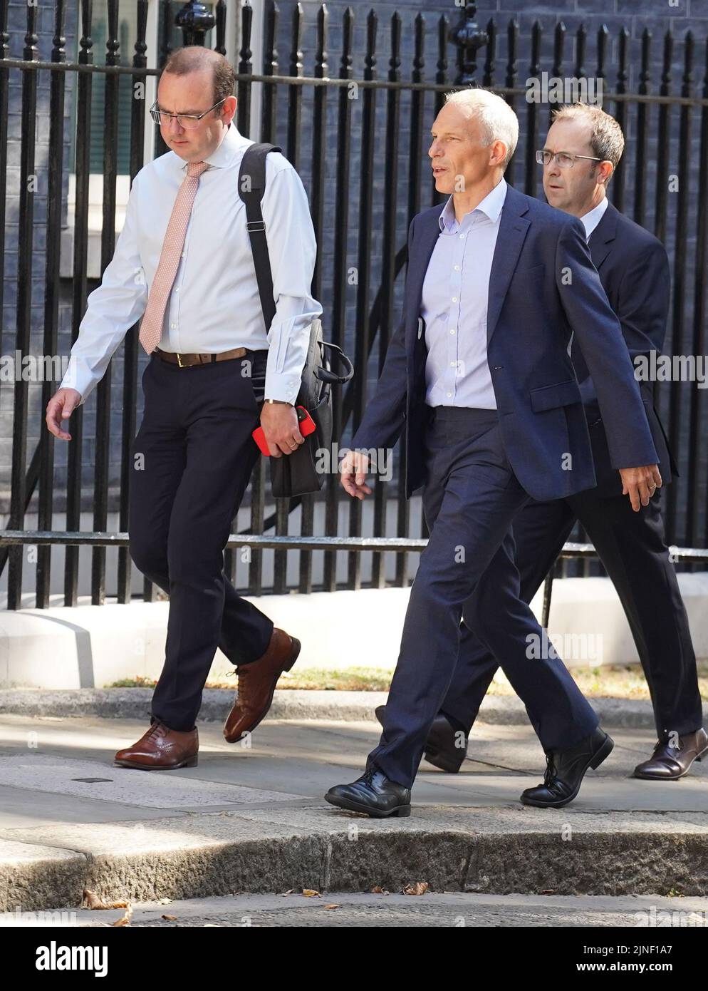 Tom Glover (izquierda), presidente de país del Reino Unido para RWE, que llega a Downing Street Londres, antes de una reunión con Downing Street y jefes de las principales empresas energéticas para discutir el aumento de los precios de la energía. Fecha de la foto: Jueves 11 de agosto de 2022. Foto de stock