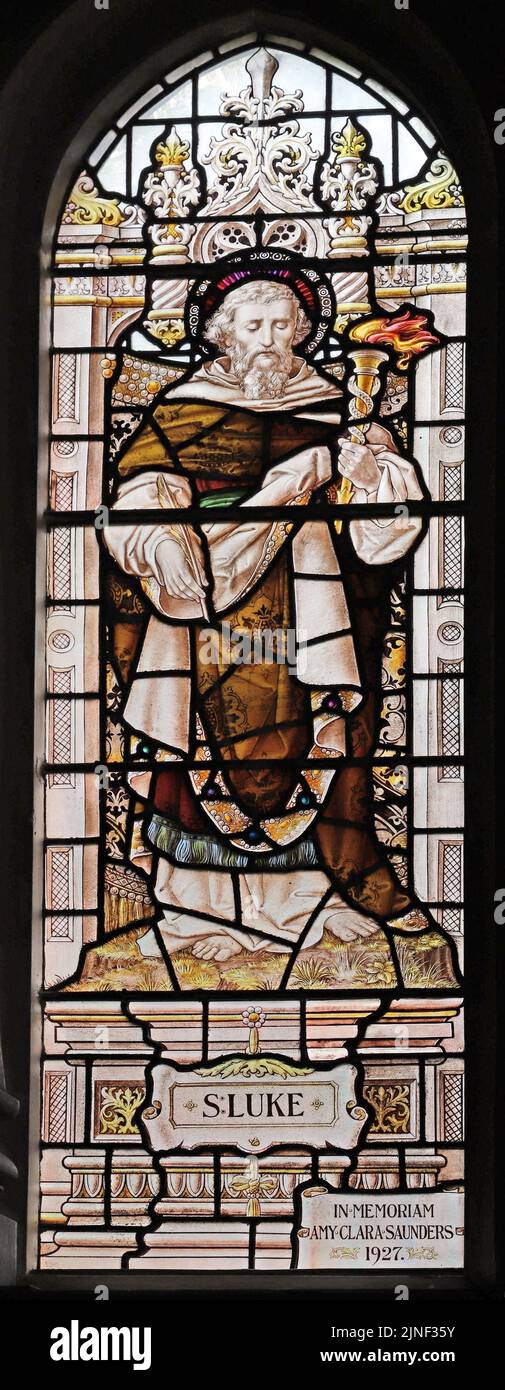 Vitral por Percy Bacon & Brothers representando San Lucas, Iglesia de Todos los Santos, Northampton, Northamptonshire Foto de stock