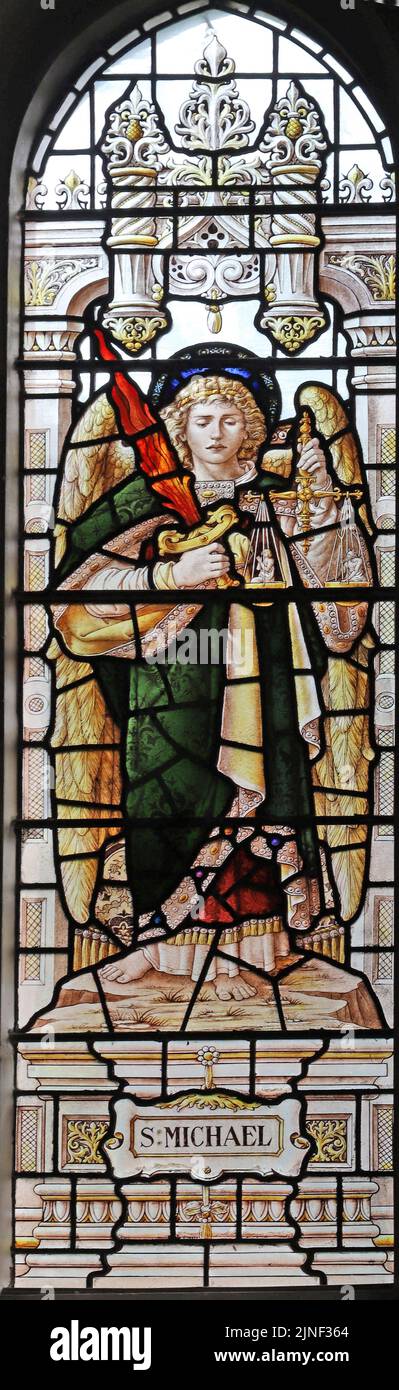 Vitral por Percy Bacon & Brothers representando a San Miguel, All Saints Church, Northampton, Northamptonshire Foto de stock