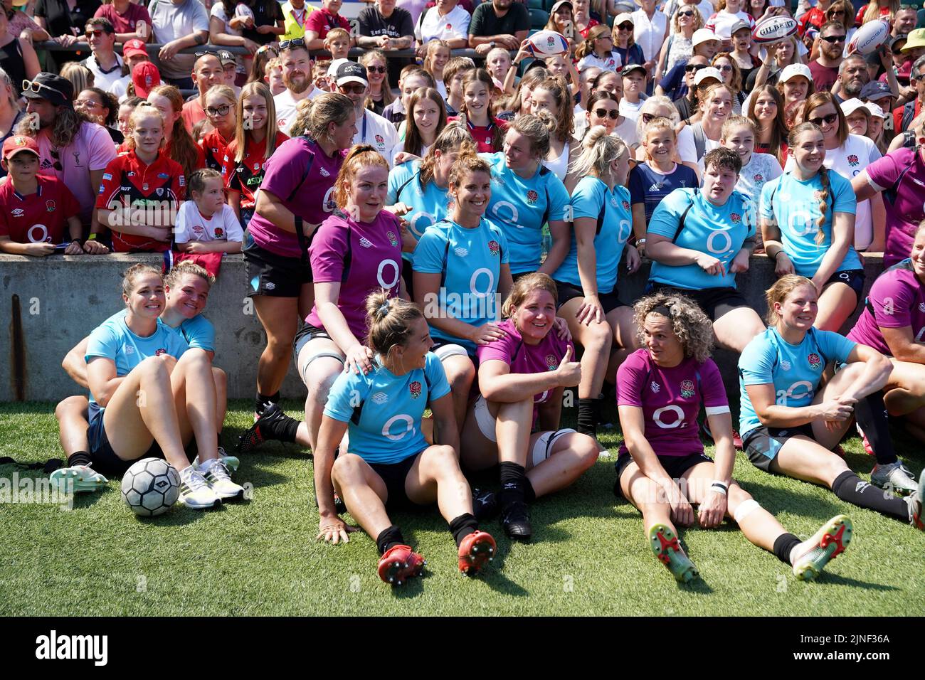 Los jugadores de Inglaterra posan para una fotografía con los aficionados después de una sesión de entrenamiento abierta en el estadio Twickenham de Londres. Fecha de la foto: Jueves 11 de agosto de 2022. Foto de stock