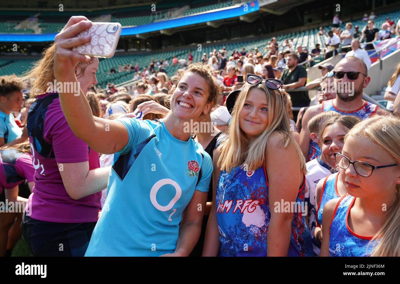 Sarah Hunter, de Inglaterra, toma un selfie con un fan después de una sesión de entrenamiento abierta en el Twickenham Stadium, Londres. Fecha de la foto: Jueves 11 de agosto de 2022. Foto de stock
